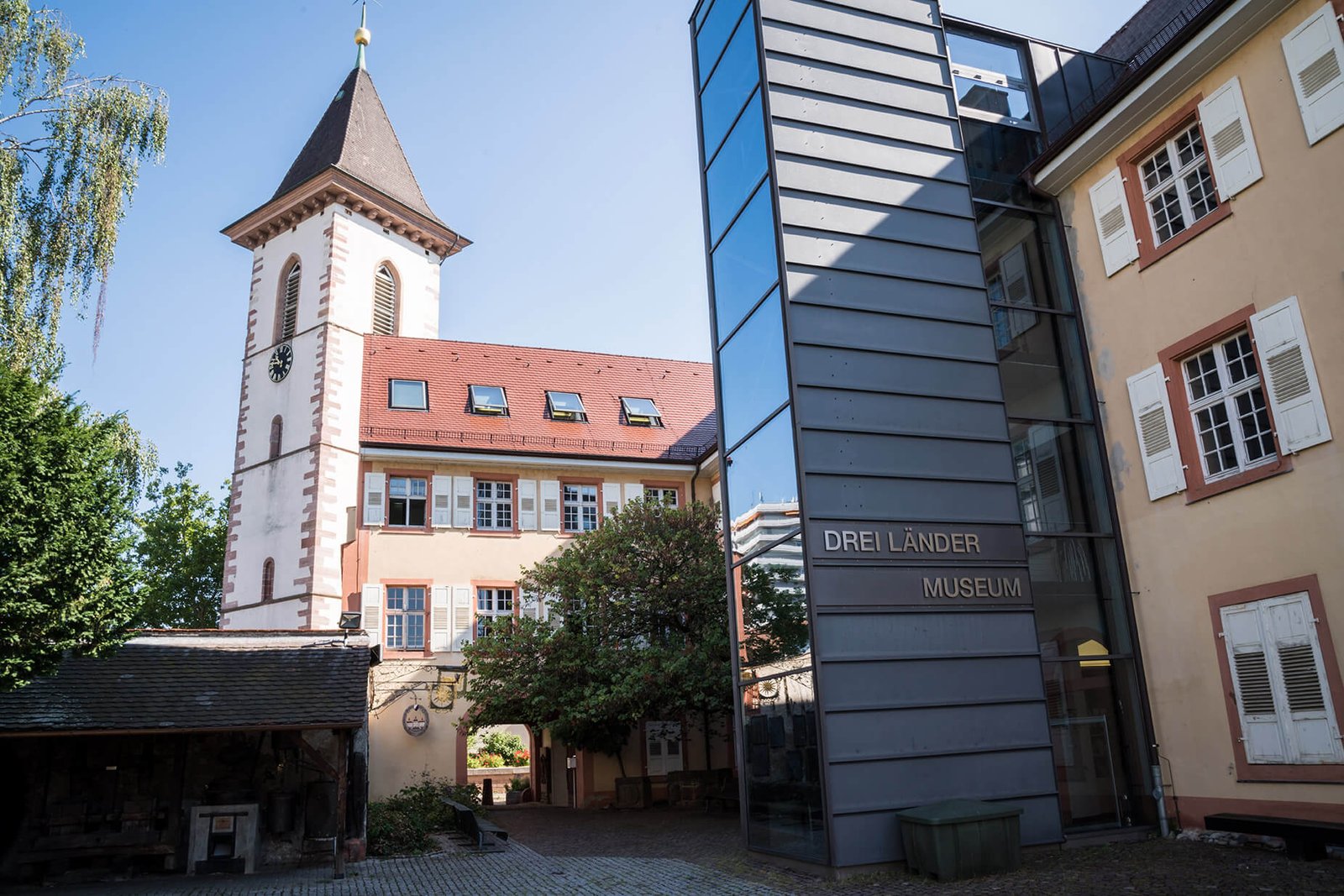 Dreiländermuseum mit Stadtkirche © Baschi Bender