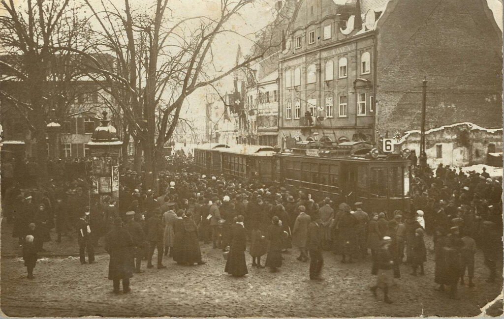 Erste Tram im November 1919 am alten Marktplatz (DLM Fo 611.2).