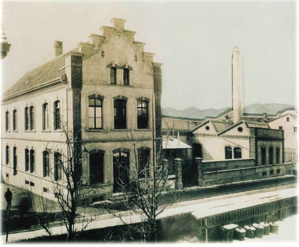 Erstes Fabrikgebäude „Chnopfi“, 1902 © ARaymond Fotoarchiv.