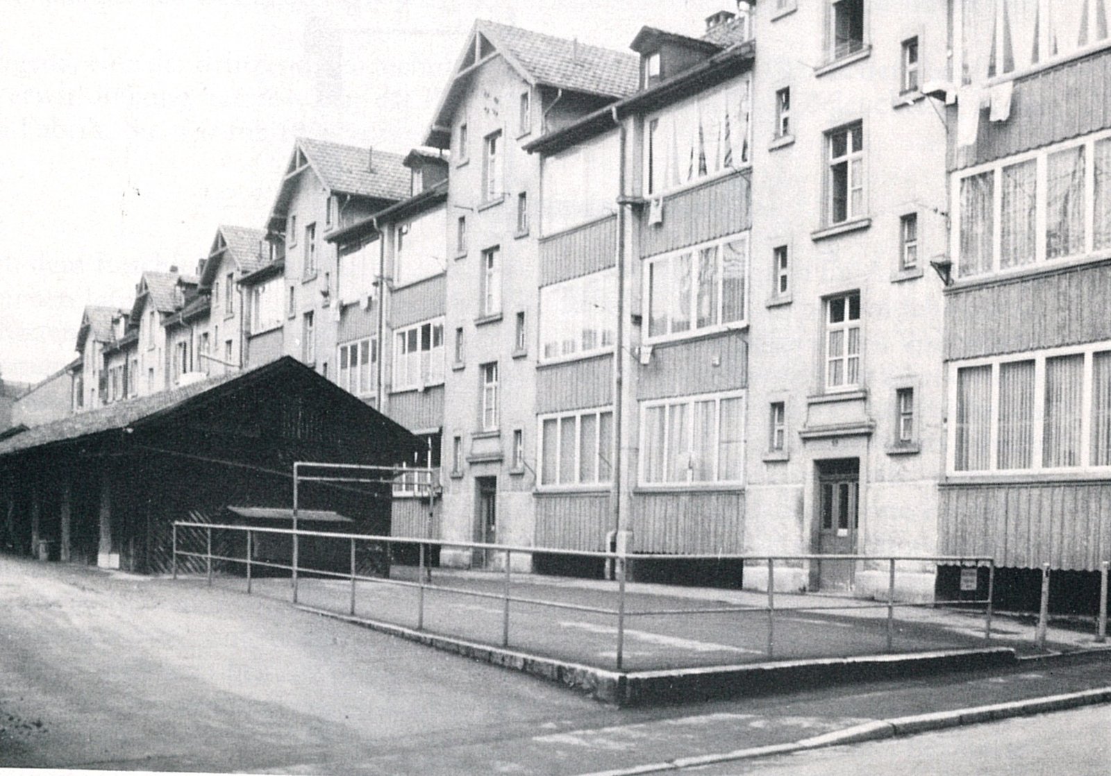 Wohnblock Tuchfabrik Teichstraße Rückseite, ca. Anfang der 1980er Jahre. Das Markgräflerland – Beiträge zu seiner Geschichte und Kultur, 1/1983.